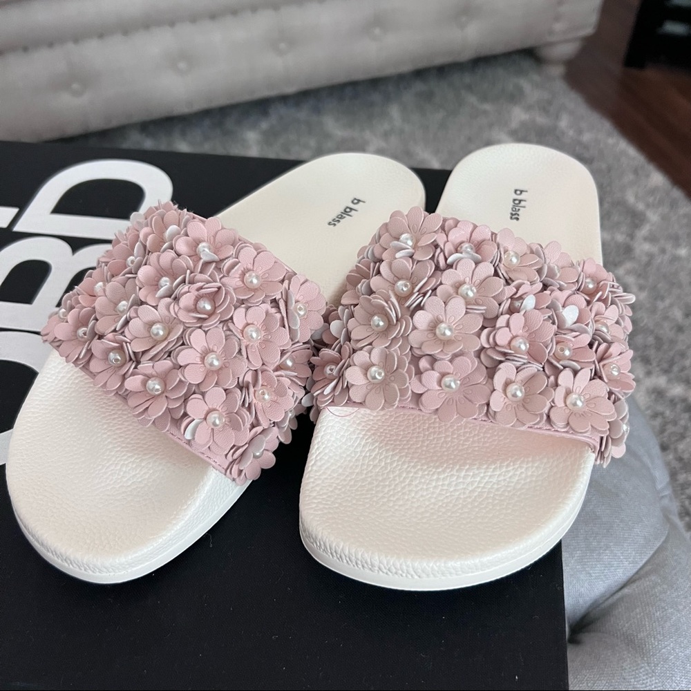 BILL BLASS floral with pearl slides size 6